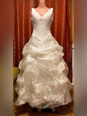 Demetrios Vintage Inspired Lace Ball Gown Wedding Dress Size 6